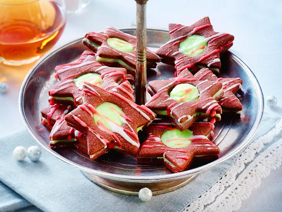 Schokoladen-Spitzbuben mit Minzcreme Rezept Schokoladen-Spitzbuben mit Minzcreme Rezept