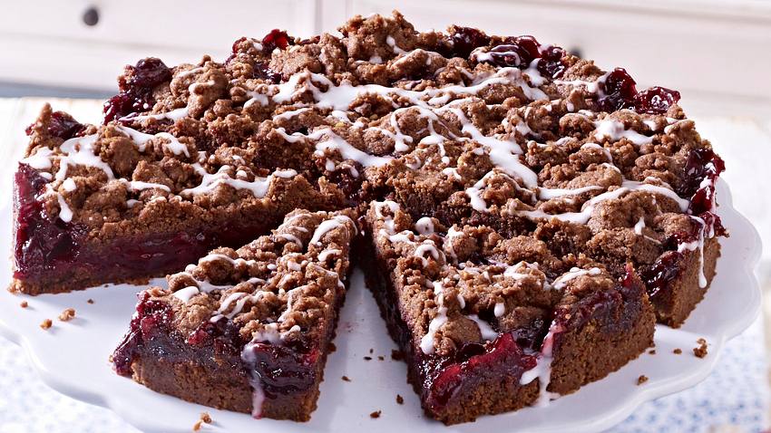 Schokoladen-Streusel-Kuchen mit Kirschen Rezept - Foto: House of Food / Bauer Food Experts KG