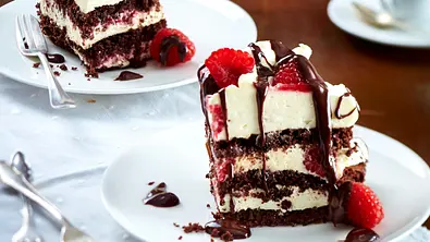 Schokoladen-Tiramisu-Kuchen mit Himbeeren Rezept - Foto: LECKER @ Bauer Media Group