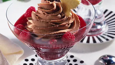 Schokoladen-Trüffelcreme mit Himbeersoße (für 4 Personen) Rezept - Foto: LECKER @ Bauer Media Group