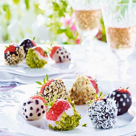 Schokoladen überzogene Erdbeeren mit Nüssen Rezept Schokoladen überzogene Erdbeeren mit Nüssen Rezept