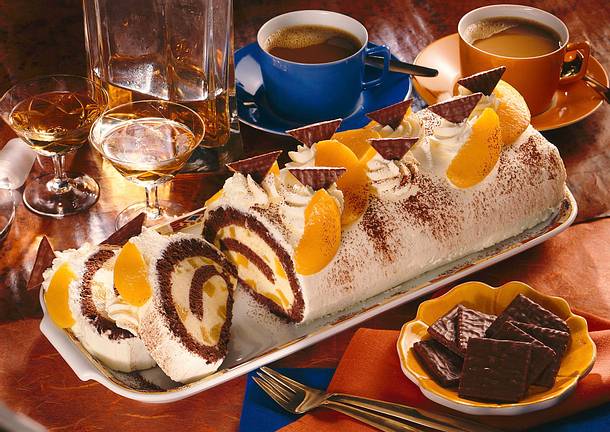 Schokoladenbiskuitrolle mit Pfirsichen Rezept Schokoladenbiskuitrolle mit Pfirsichen Rezept