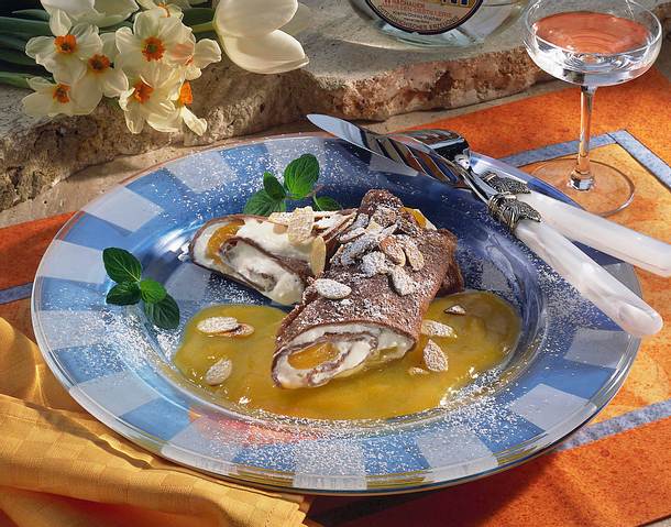 Schokoladencrêpe mit Quarkfüllung auf Aprikosensoße Rezept Schokoladencrêpe mit Quarkfüllung auf Aprikosensoße Rezept