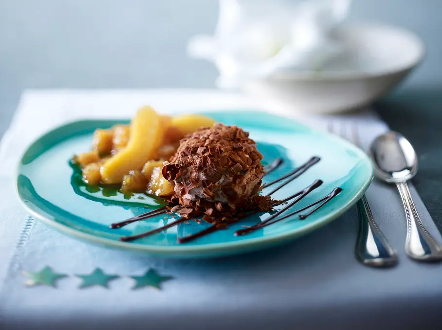 Schokoladeneis-Pralinen mit Vanille-Quittenkompott Rezept Schokoladeneis-Pralinen mit Vanille-Quittenkompott Rezept