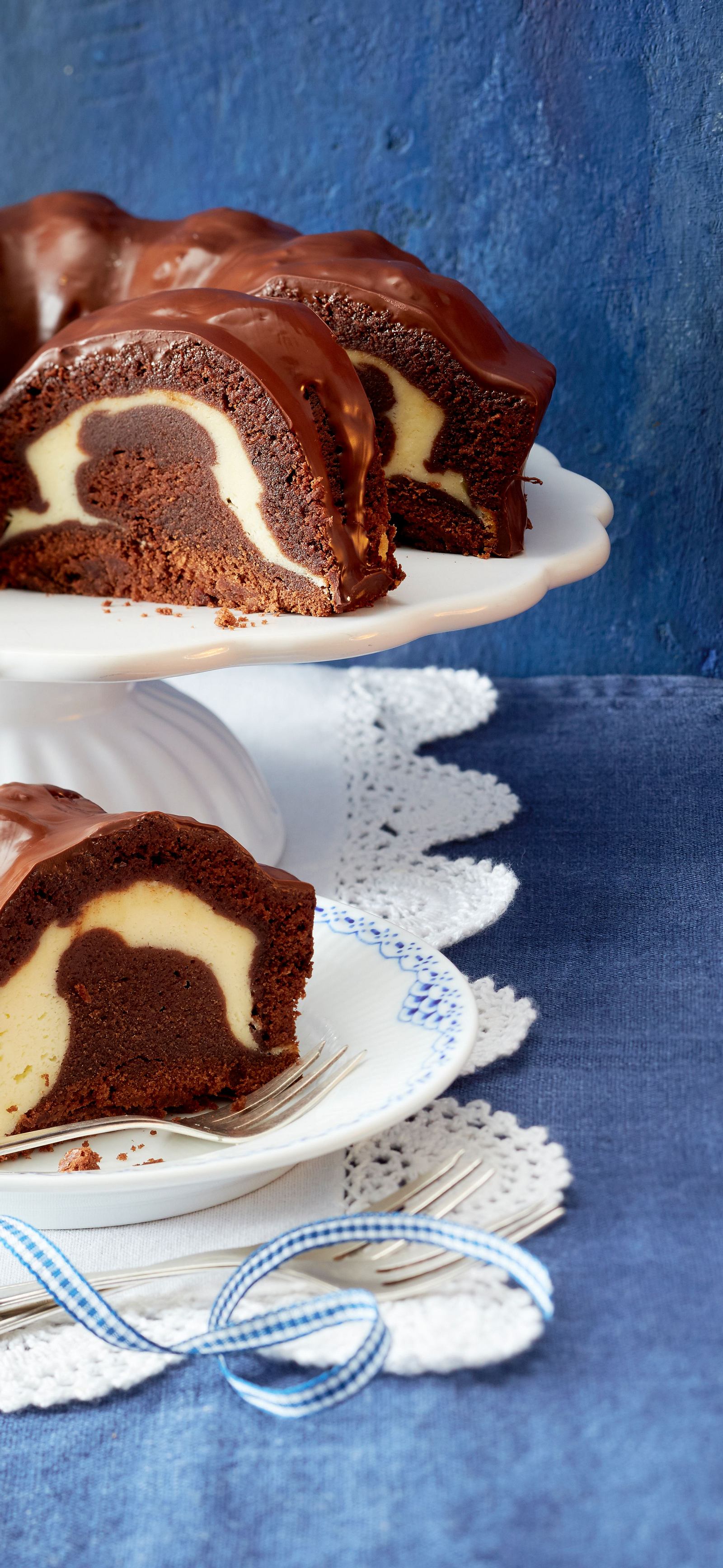 Schokoladenkuchen mit Käsekuchenfüllung Rezept | LECKER