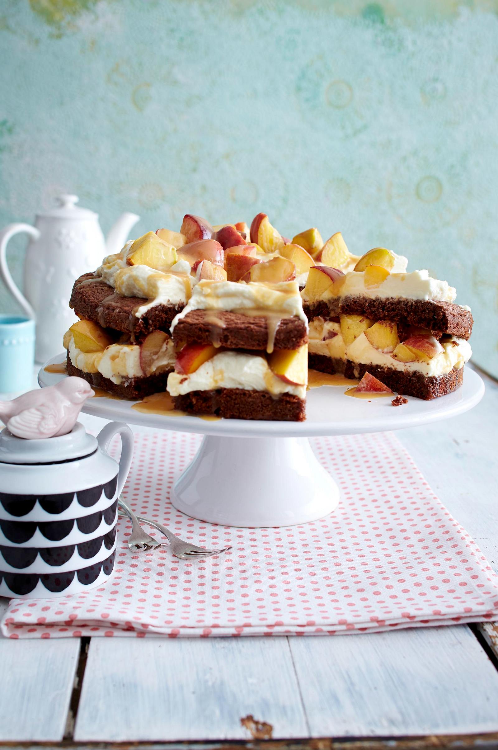 Schokoladenkuchen mit Pfirsichen und Marshmallowcreme Rezept | LECKER