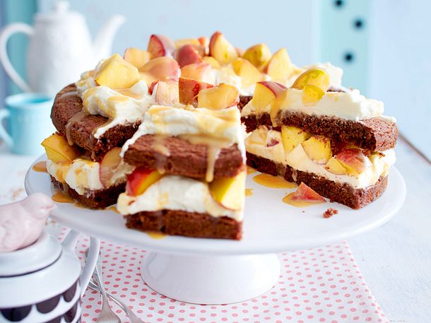 Schokoladenkuchen mit Pfirsichen und Marshmallowcreme Rezept