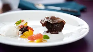 Schokoladenkuchen mit Zitrusfrüchten und Kokoseis Rezept - Foto: LECKER @ Bauer Media Group Schokoladenkuchen mit Zitrusfrüchten und Kokoseis Rezept - Foto: LECKER @ Bauer Media Group