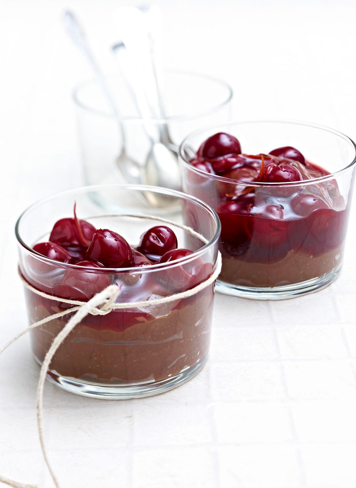 Schokoladenpudding mit Punschkirschen Rezept