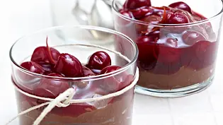 Schokoladenpudding mit Punschkirschen Rezept - Foto: LECKER @ Bauer Media Group Schokoladenpudding mit Punschkirschen Rezept - Foto: LECKER @ Bauer Media Group
