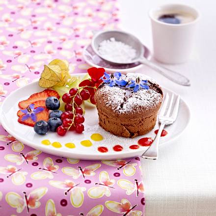 Schokoladensoufflé mit exotischen Früchten und essbaren Blumen Rezept