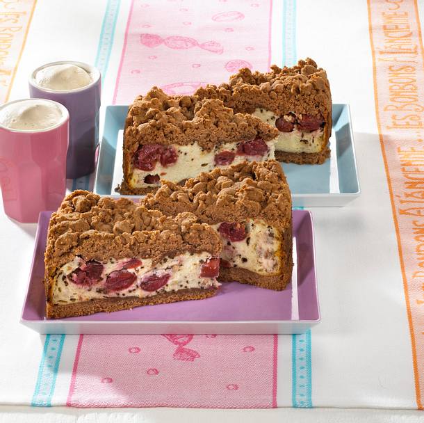 Schokoladenstreuselkuchen mit Quark-Kirschfüllung Rezept Schokoladenstreuselkuchen mit Quark-Kirschfüllung Rezept
