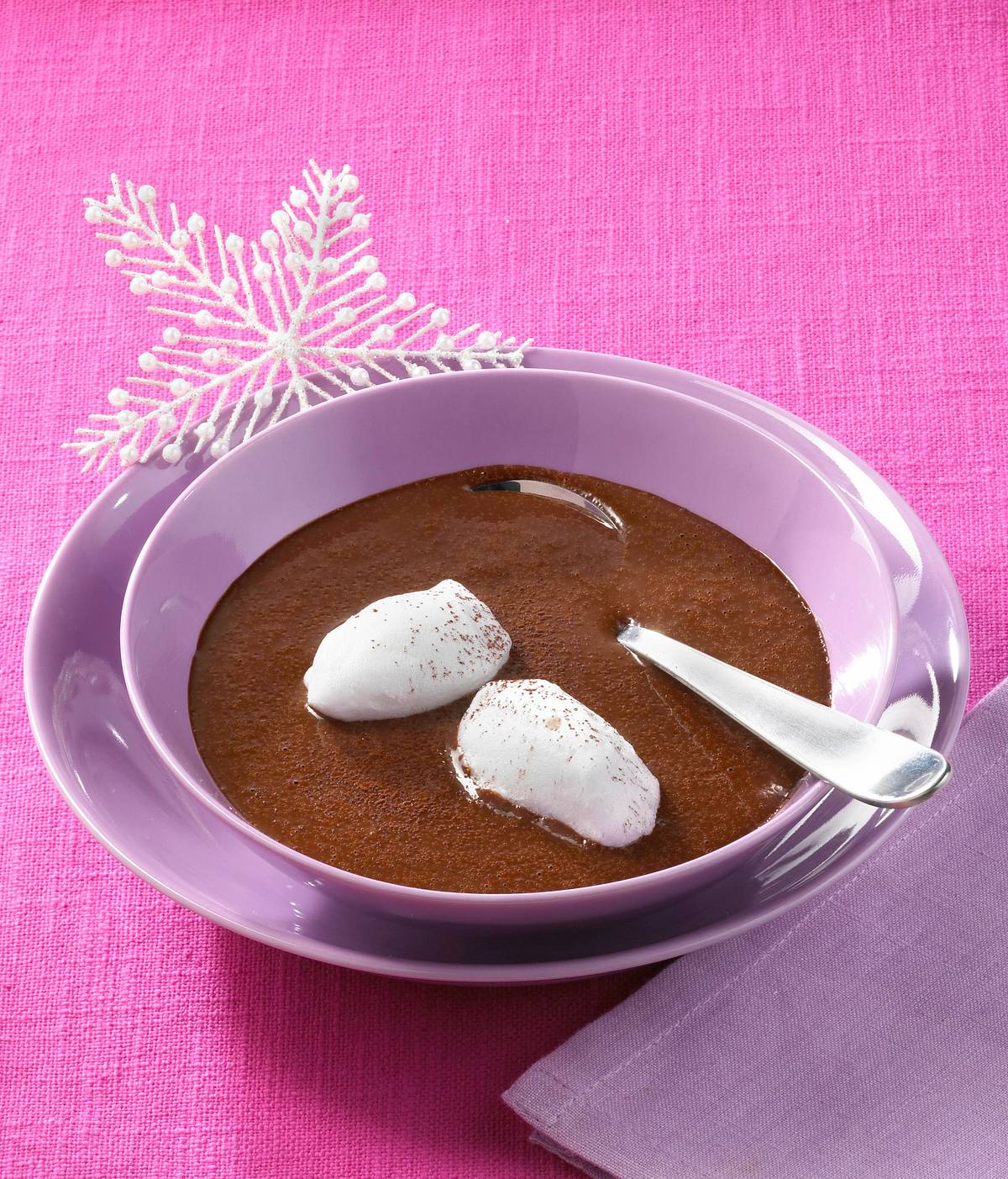 Schokoladensuppe mit Schneeklößchen Rezept