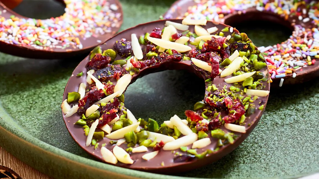 Schokoladiger Baumschmuck Rezept - Foto: LECKER @ Bauer Media Group Schokoladiger Baumschmuck Rezept - Foto: LECKER @ Bauer Media Group