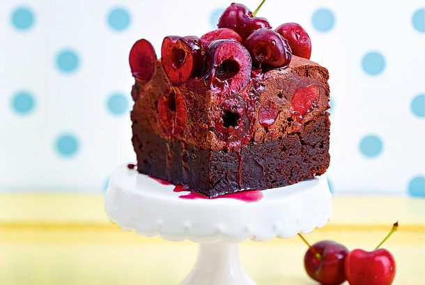Schokomousse-Brownie mit Kirschen Rezept Schokomousse-Brownie mit Kirschen Rezept