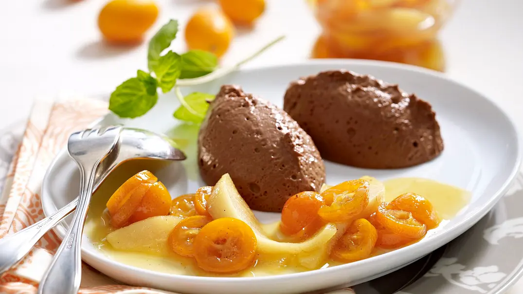 Schokomousse mit Kumquat-Kompott Rezept - Foto: LECKER @ Bauer Media Group Schokomousse mit Kumquat-Kompott Rezept - Foto: LECKER @ Bauer Media Group