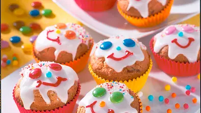 Schokomuffins mit Gesichtern Rezept - Foto: LECKER @ Bauer Media Group