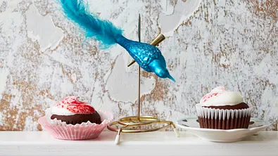 Schokomuffins mit gestrudelter Himbeercreme Rezept - Foto: LECKER @ Bauer Media Group