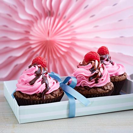 Schokomuffins mit Himbeercreme und Schokosoße Rezept Schokomuffins mit Himbeercreme und Schokosoße Rezept