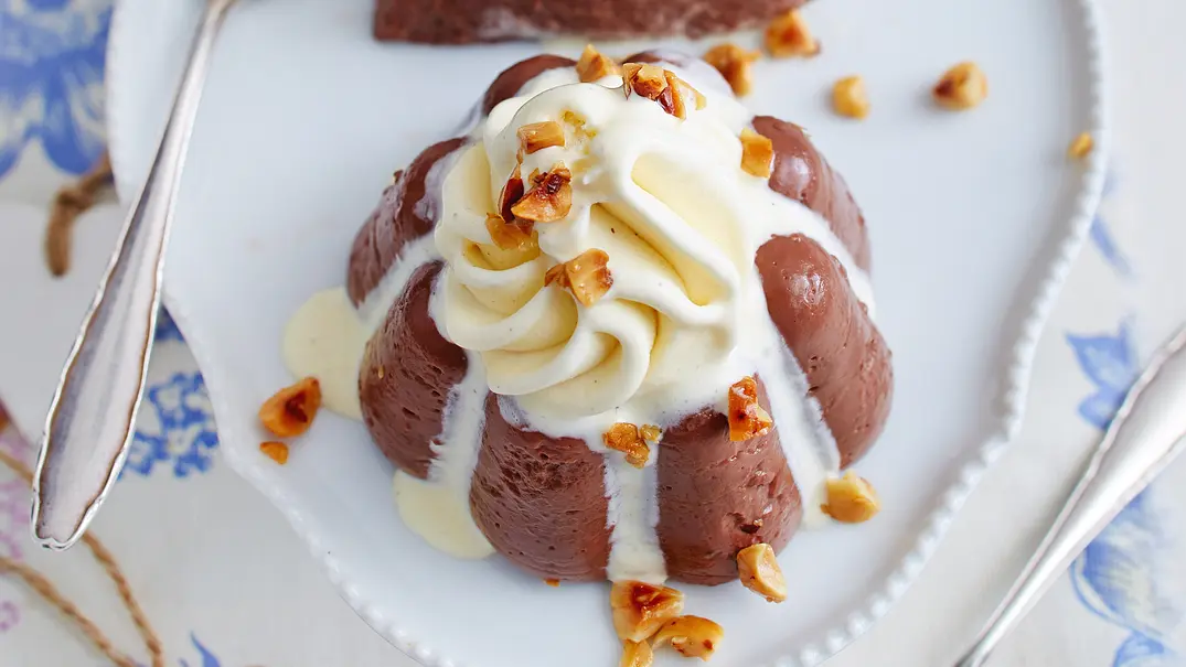 Schokopudding mit Haselnüssen und Vanilleeistuff Rezept - Foto: LECKER @ Bauer Media Group Schokopudding mit Haselnüssen und Vanilleeistuff Rezept - Foto: LECKER @ Bauer Media Group