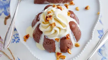 Schokopudding mit Haselnüssen und Vanilleeistuff Rezept - Foto: LECKER @ Bauer Media Group