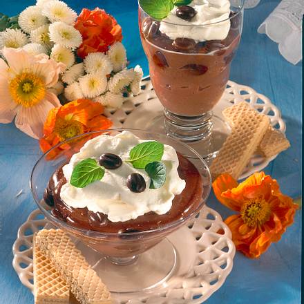 Schokopudding mit Sahne-Haube Rezept Schokopudding mit Sahne-Haube Rezept