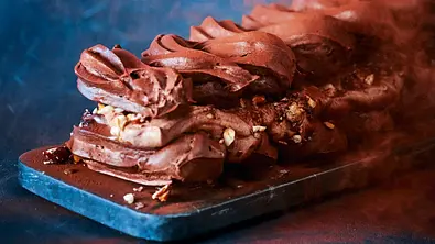 Schokosahne-Rieseneclair im Kakaogestöber Rezept - Foto: LECKER @ Bauer Media Group