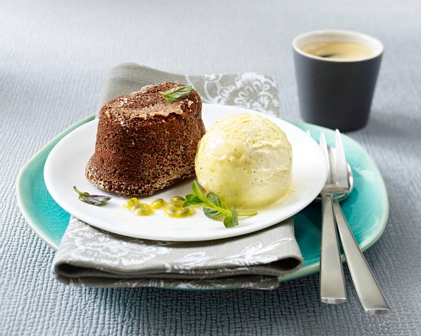Schokosoufflé mit Passionsfrucht und Vanilleeis (Vatertag) Rezept