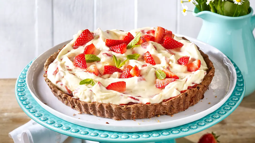 Schokotarte mit Erdbeer-Stracciatella-Creme Rezept - Foto: LECKER @ Bauer Media Group Schokotarte mit Erdbeer-Stracciatella-Creme Rezept - Foto: LECKER @ Bauer Media Group