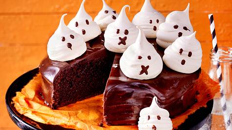 Halloween-Kuchen: Schokotorte mit Baisergeistern - Foto: House of Food / Bauer Food Experts KG