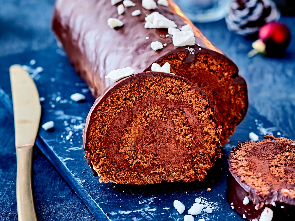 Schokotraum-Biskuitrolle mit Baiser-Splittern Rezept