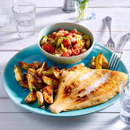 Scholle mit weißem Bohnen-Tomaten-Ragout und Thymian Rezept Scholle mit weißem Bohnen-Tomaten-Ragout und Thymian Rezept