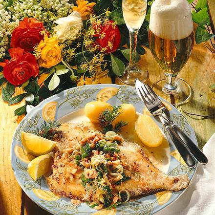Schollen mit Lauchzwiebeln und Krabben Rezept