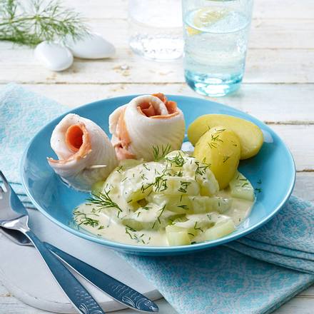 Schollenröllchen auf Schmandgurken Rezept