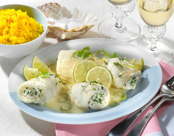 Schollenröllchen mit Kräuterfarce, Limettensoße und Reis Rezept Schollenröllchen mit Kräuterfarce, Limettensoße und Reis Rezept