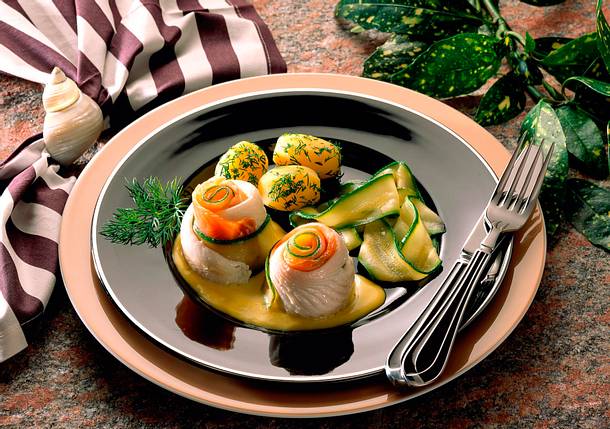Schollenröllchen mit Lachs und Zucchini Rezept Schollenröllchen mit Lachs und Zucchini Rezept
