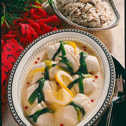 Schollenröllchen mit Lauchzwiebeln und Pfeffersoße Rezept Schollenröllchen mit Lauchzwiebeln und Pfeffersoße Rezept