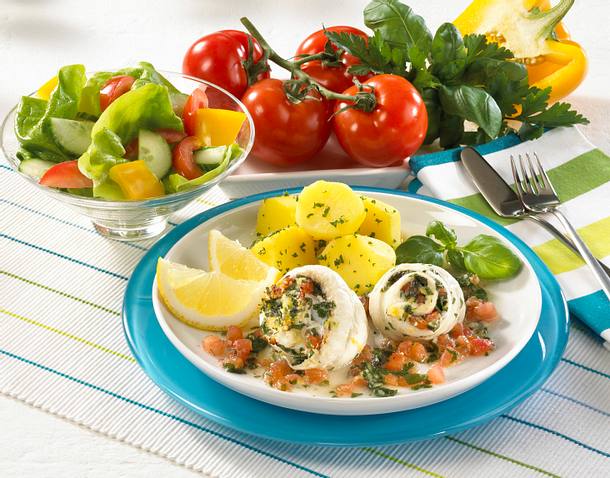 Schollenröllchen mit Tomatenfüllung und Salat Rezept Schollenröllchen mit Tomatenfüllung und Salat Rezept