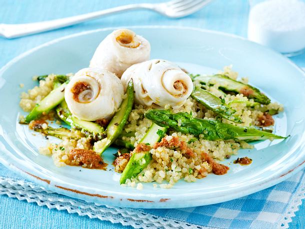 Schollenröllchen auf Quinoa mit Spargel Rezept Schollenröllchen auf Quinoa mit Spargel Rezept