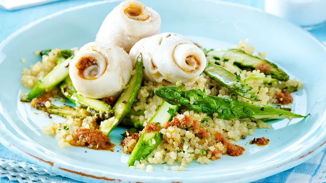 Schollenröllchen auf Quinoa mit Spargel Rezept - Foto: LECKER @ Bauer Media Group Schollenröllchen auf Quinoa mit Spargel Rezept - Foto: LECKER @ Bauer Media Group