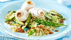 Schollenröllchen auf Quinoa mit Spargel Rezept - Foto: House of Food / Bauer Food Experts KG