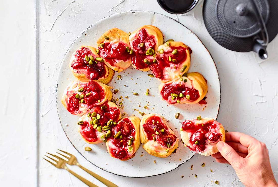 Schon-Fertig-Osterkranz mit Rhabarber und Pistazien Rezept | LECKER