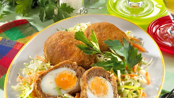 Schottische Eier auf Krautsalat Rezept - Foto: LECKER @ Bauer Media Group