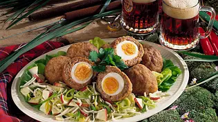 Schottische Eier mit Sellerie-Apfel-Porree Rezept - Foto: LECKER @ Bauer Media Group Schottische Eier mit Sellerie-Apfel-Porree Rezept - Foto: LECKER @ Bauer Media Group