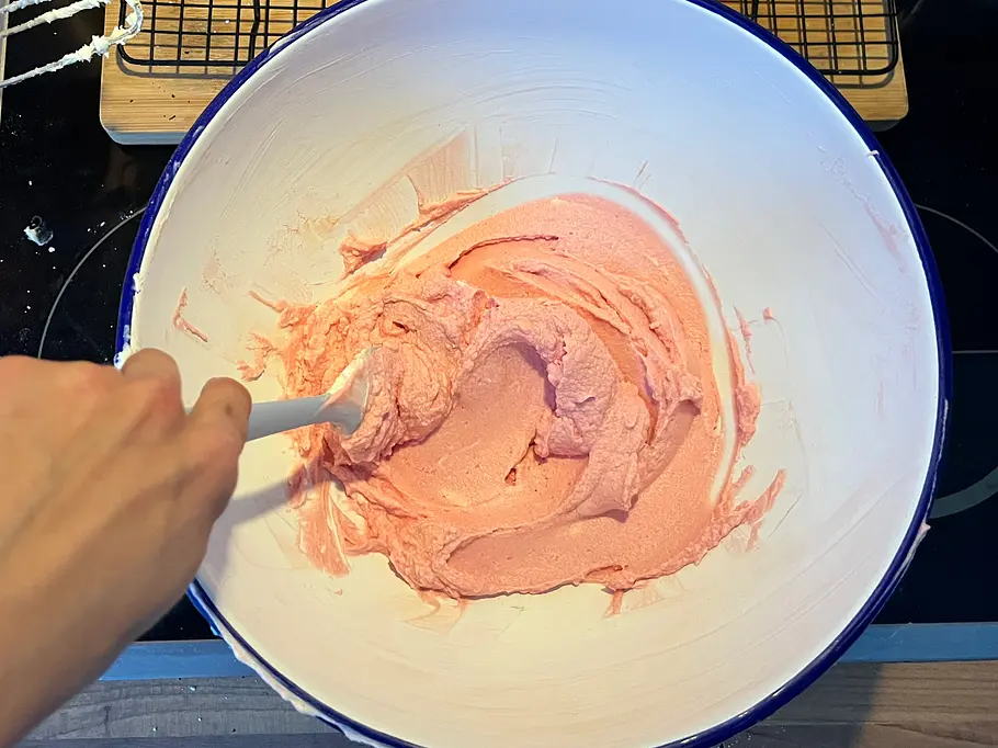 Rosa Buttercreme mit dem Spatel verrühren