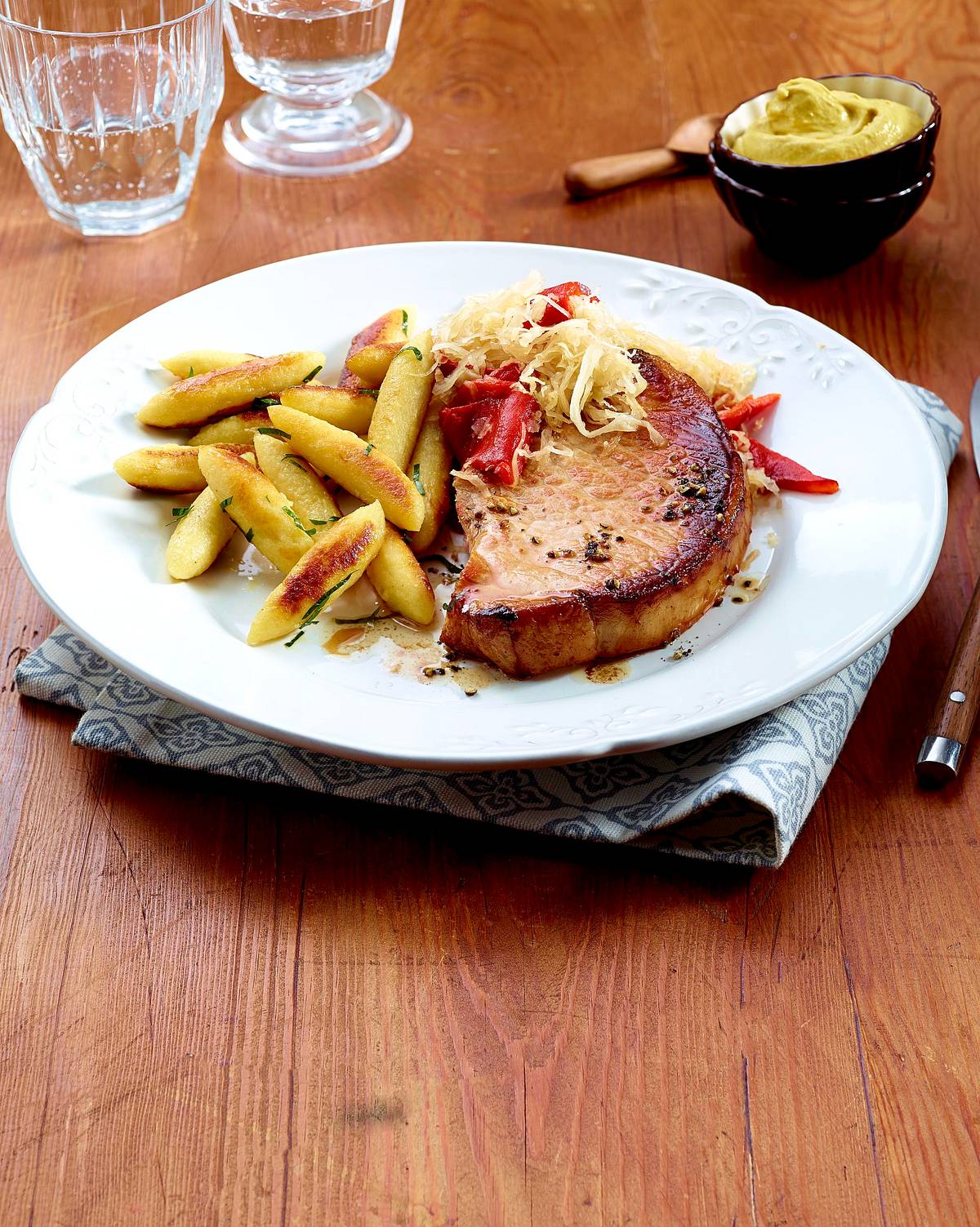 Schupfnudeln mit Kasselerkotelett auf Paprika-Sauerkraut Rezept