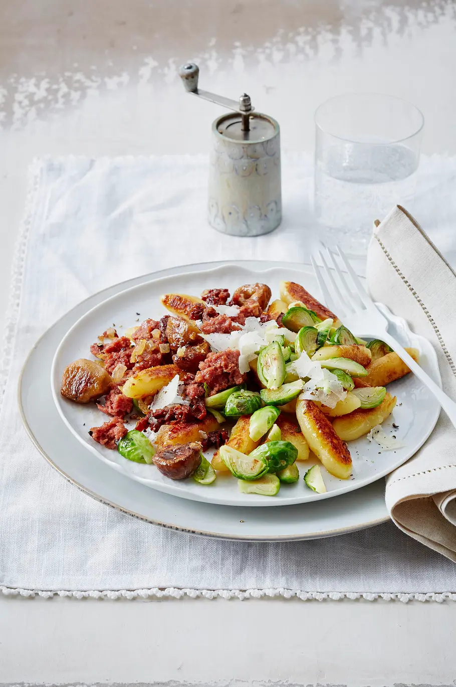 Schupfnudeln mit Rosenkohl, Maronen und Corned beef Rezept