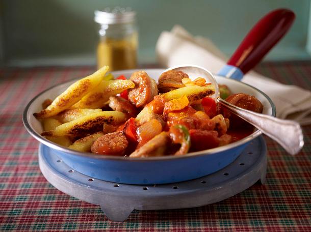 Schupfnudeln, Paprika und Bratwurst in Curry-Tomatensoße Rezept Schupfnudeln, Paprika und Bratwurst in Curry-Tomatensoße Rezept