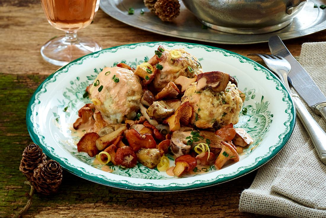 Schwammerlragout zu herzhaften Salamiknödeln Rezept | LECKER