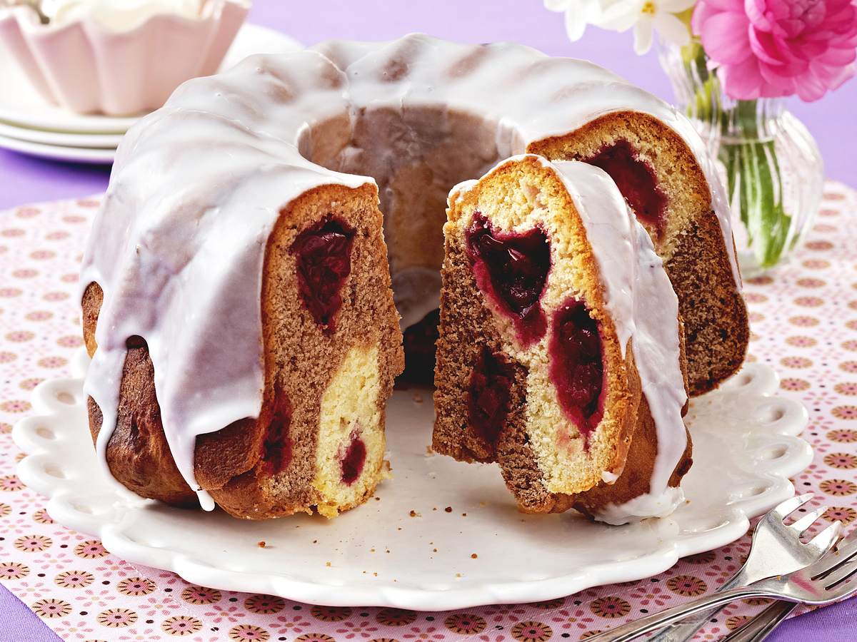 Schwarz-Weiß-Marzipan-Gugelhupf mit Kirschen Rezept